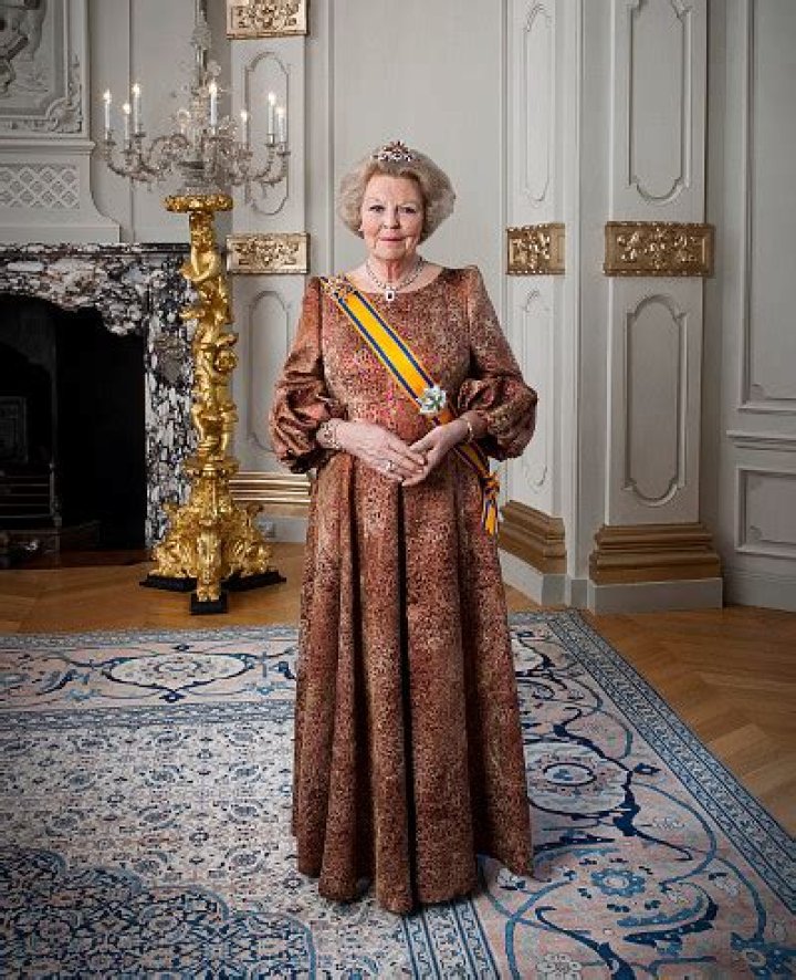 Countess Leonore of Orange-Nassau, Jonkvrouwe van Amsberg