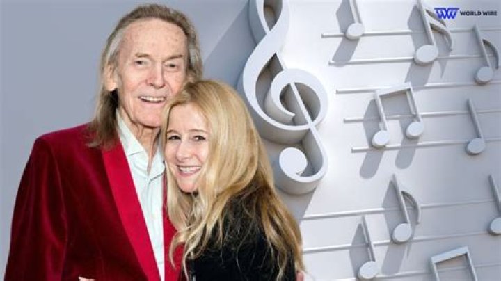 Devon Windsor- Husband, Height, Net Worth, Career, Nationality