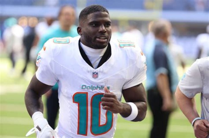 Tyreek Hill Of The Miami Dolphins Has Real Hair, Right? His Face Looks Good
